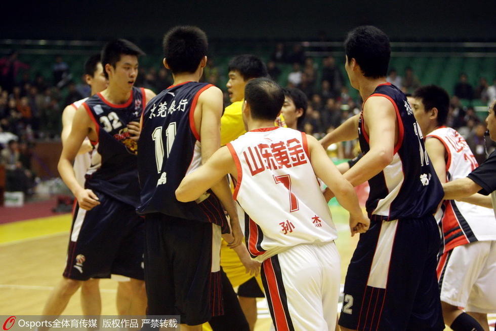 盘点CBA季后赛冲突:北京记者围堵裁判_学生时