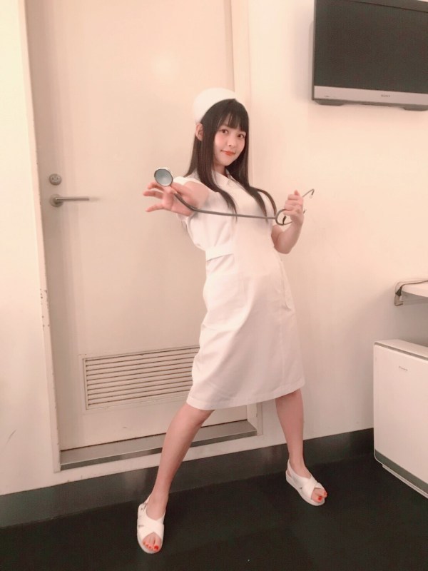 政委真会玩！上坂堇穿上护士装引发网友关注