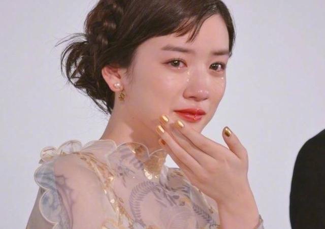 让我们先来欣赏日本这仙女式哭泣的样子,哭红的眼睛 泛起微红的