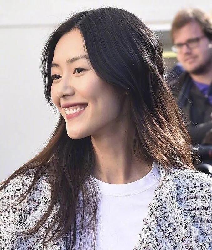 高调复出看秀的白百何被权志龙抢走了关注度,