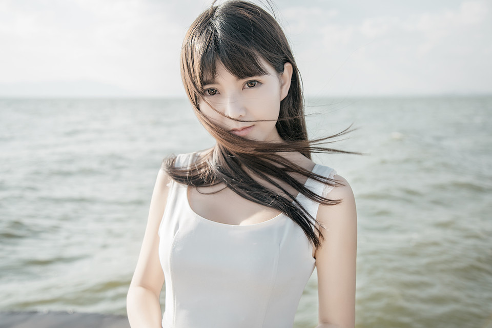小清新女生海边青春写真 白衣飘飘颜值爆表