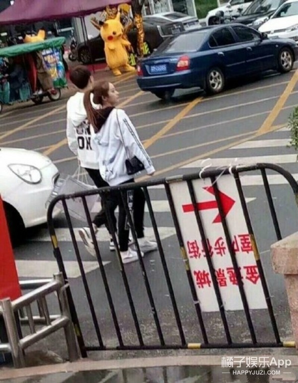 阿娇新恋情曝光 陈冠希秦舒培当众亲吻