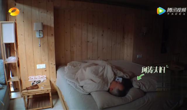 《亲爱的客栈》刘涛素颜为老公王珂做早餐，两人睡觉时一个细节亮了！(组图) - 2