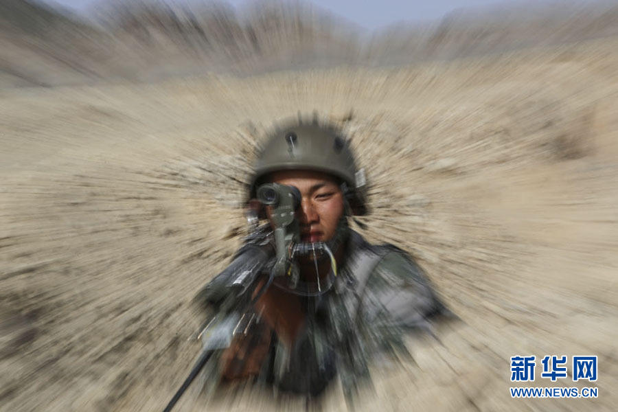 驻新疆部队对抗演习 蓝军追歼红军_腾讯军事