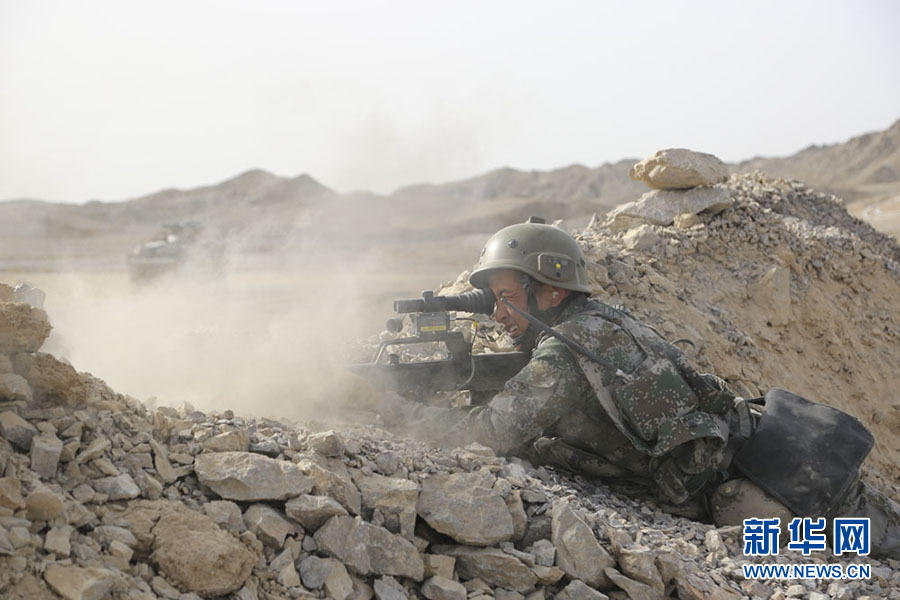 驻新疆部队对抗演习 蓝军追歼红军_腾讯军事