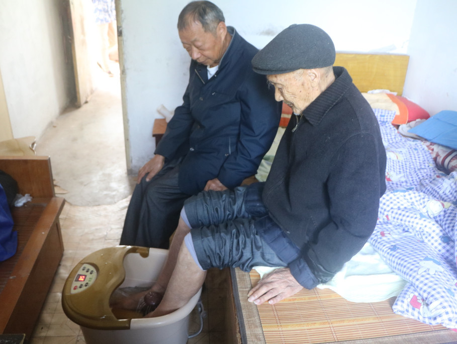 74岁老教师照顾陌生百岁老人,不怕脏为他洗脚