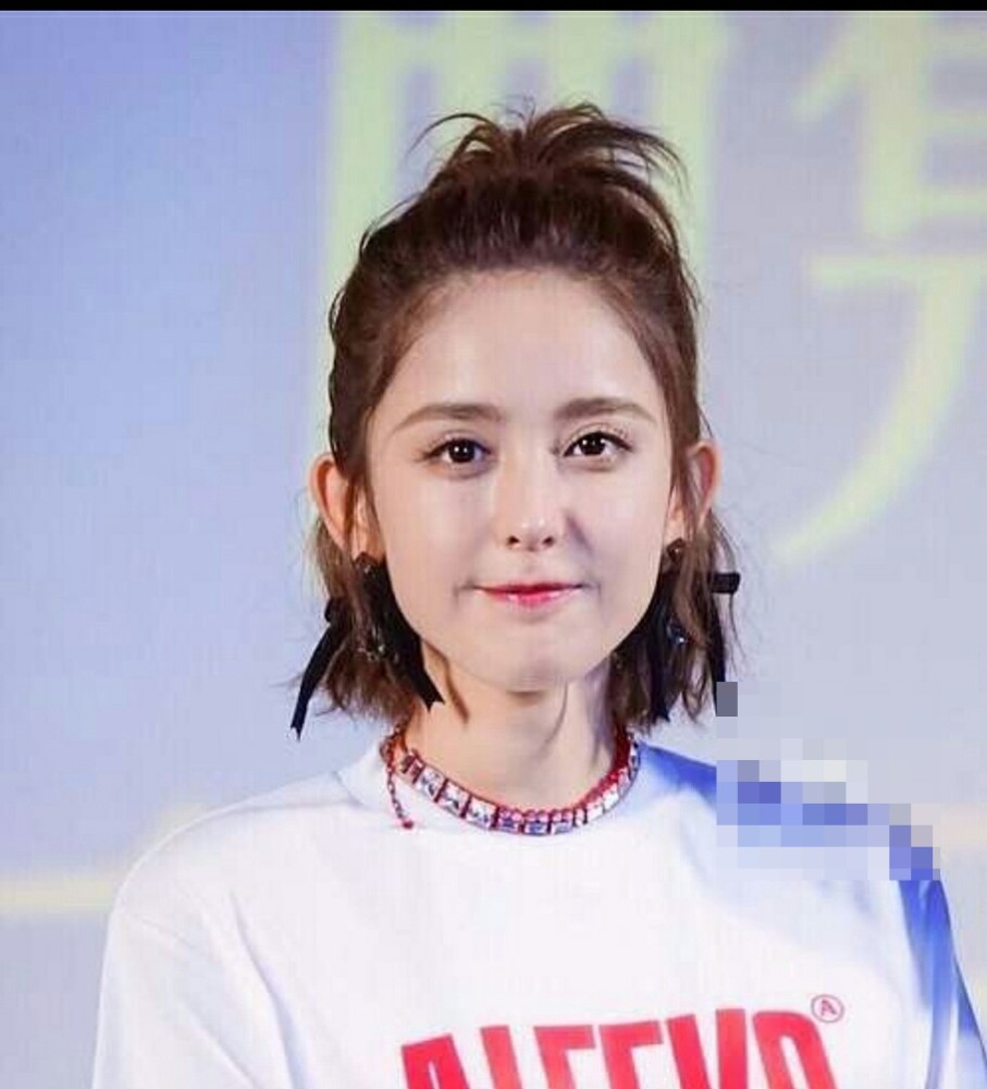 娜扎出席活动被质疑整容,鼻子歪了?