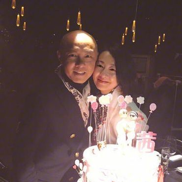 张卫健当年背负巨额欠债，只有她不离不弃嫁给他，可惜至今无子女 - 3