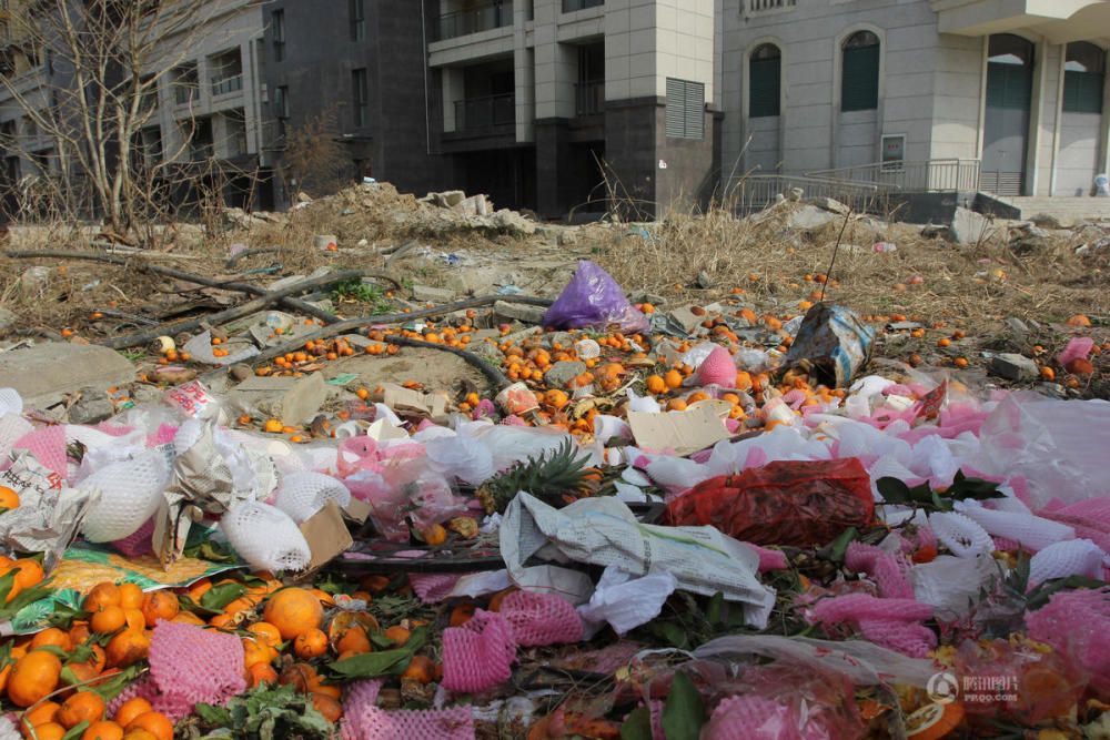 烂尾楼数次延期交房 业主住进售楼部_学生时代