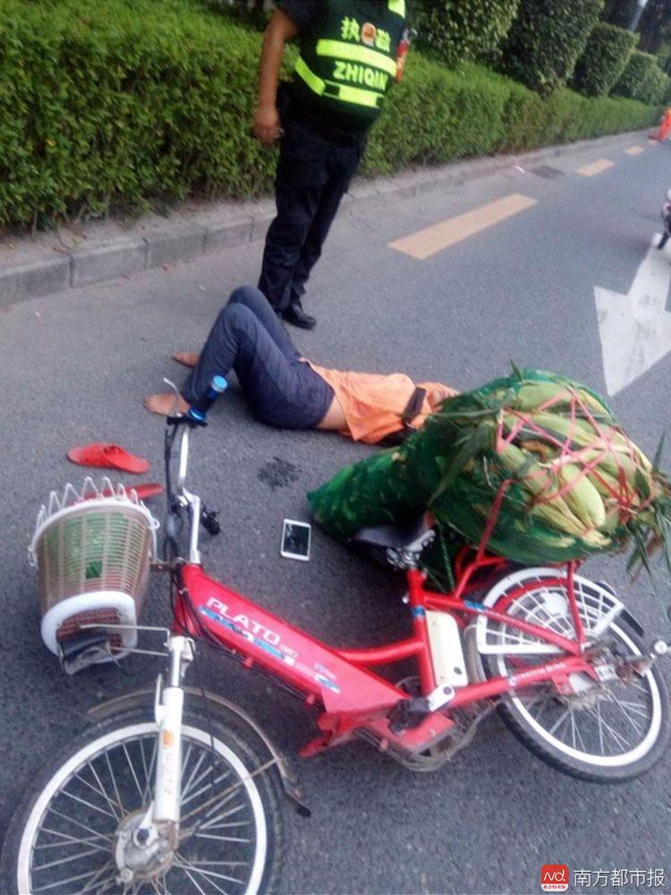 深圳一女子骑车突然倒地口吐白沫 及时抢救捡