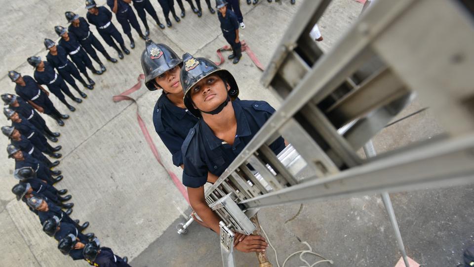 为工资和地位 印度女孩纷纷报考消防队（组图） - 1