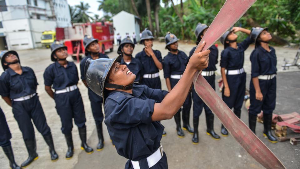 为工资和地位 印度女孩纷纷报考消防队（组图） - 2