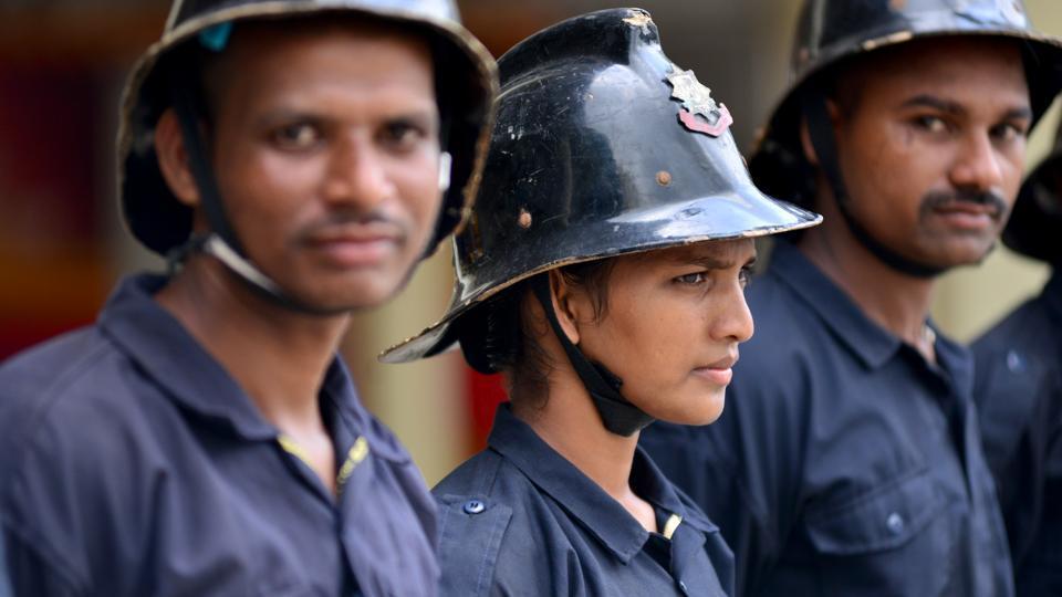 为工资和地位 印度女孩纷纷报考消防队（组图） - 5