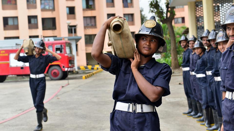为工资和地位 印度女孩纷纷报考消防队（组图） - 6