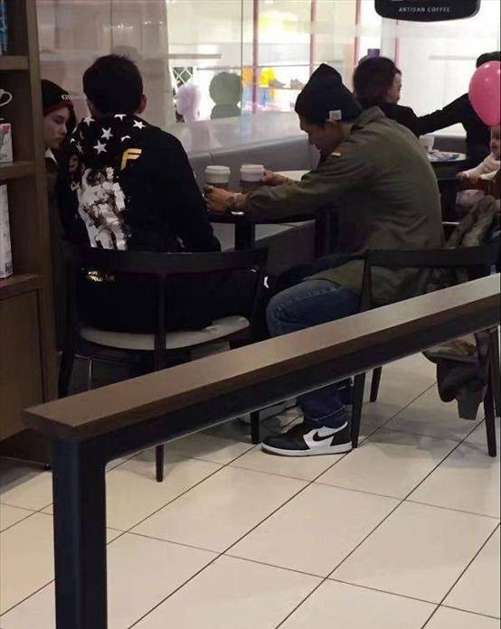 昆凌与男友人穿情侣装，走在中间的周董尴尬了（组图） - 4