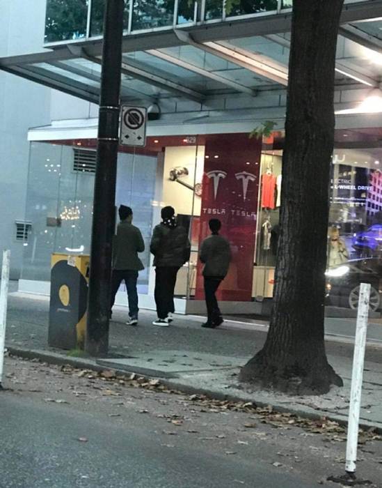 昆凌与男友人穿情侣装，走在中间的周董尴尬了（组图） - 7