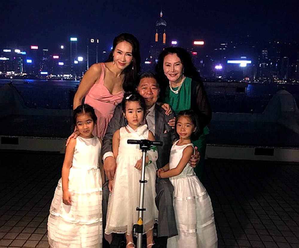 美女嫁老总_老总在水里下药迷美女