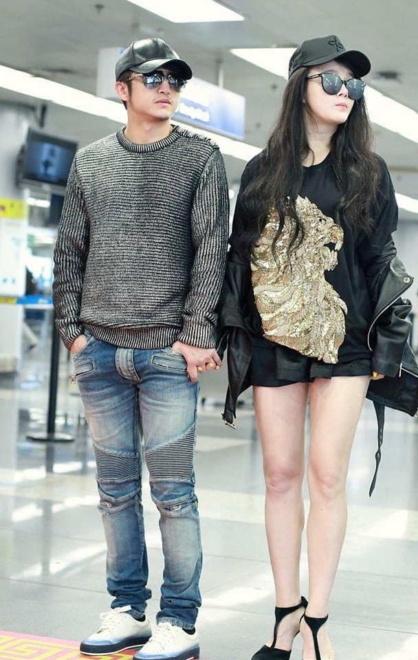 邹市明冉莹颖机场再秀恩爱,造型依旧最抢眼
