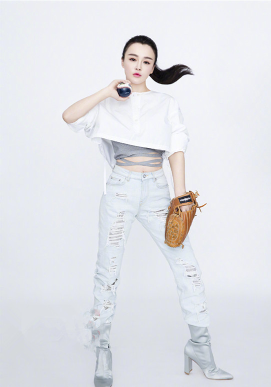 邹市明冉莹颖机场再秀恩爱,造型依旧最抢眼