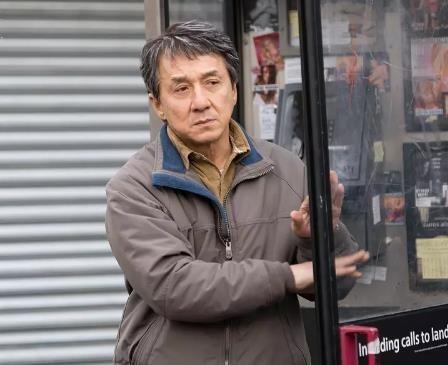 成龙首次谈及初恋，为了娶她愿意短命10年，至今仍怀念她，林凤娇后悔哭了 - 1