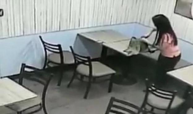 女子偷偷坐在餐馆角落里解腰带，监控拍下的内容让人不敢看！ - 1