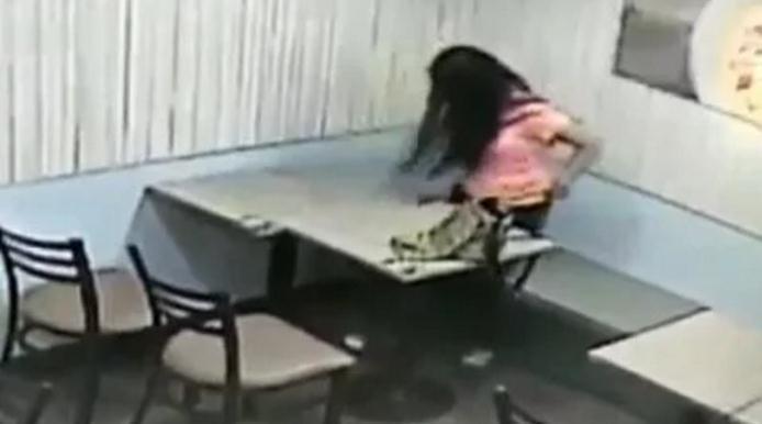 女子偷偷坐在餐馆角落里解腰带，监控拍下的内容让人不敢看！ - 2