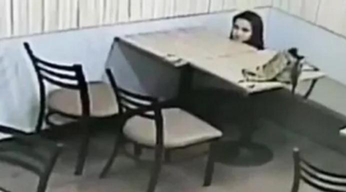 女子偷偷坐在餐馆角落里解腰带，监控拍下的内容让人不敢看！ - 3