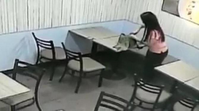 女子偷偷坐在餐馆角落里解腰带，监控拍下的内容让人不敢看！ - 4