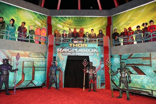 《雷神3》举行全球首映礼 女王与大魔王同框