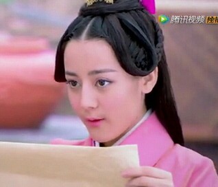 迪丽热巴、关晓彤同剧同穿宫女服，谁美一眼就看出