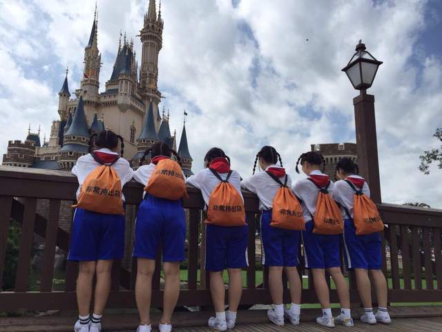日本年轻人流行穿体操服逛迪士尼乐园