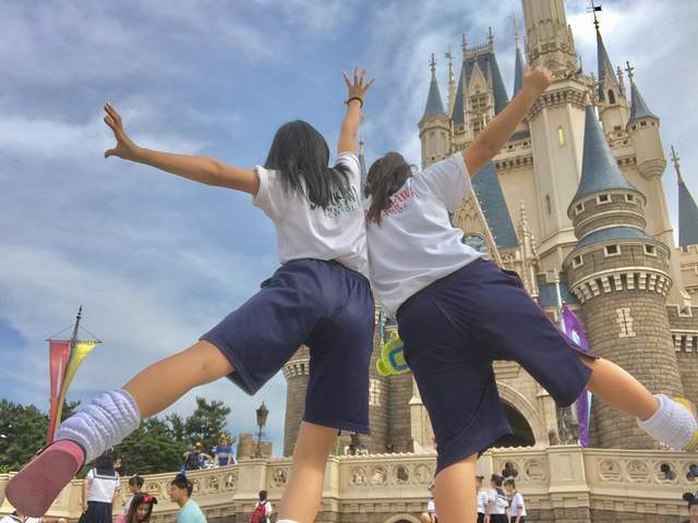 日本年轻人流行穿体操服逛迪士尼乐园