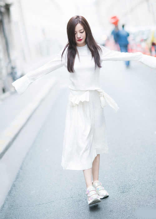 大眼红唇的赵薇在巴黎街拍 温婉贤淑 柔美从容 底气十足
