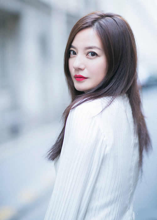 大眼红唇的赵薇在巴黎街拍 温婉贤淑 柔美从容 底气十足