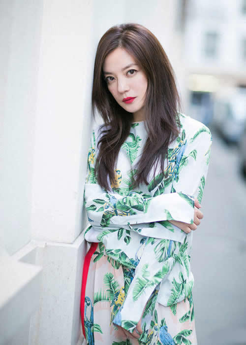 大眼红唇的赵薇在巴黎街拍 温婉贤淑 柔美从容 底气十足