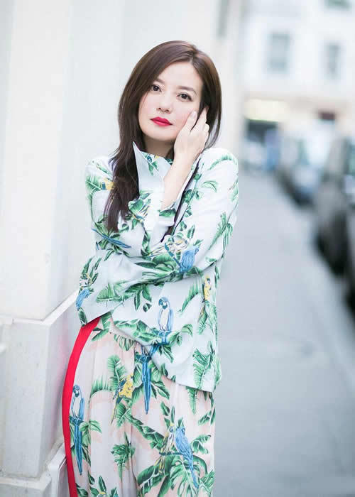 大眼红唇的赵薇在巴黎街拍 温婉贤淑 柔美从容 底气十足