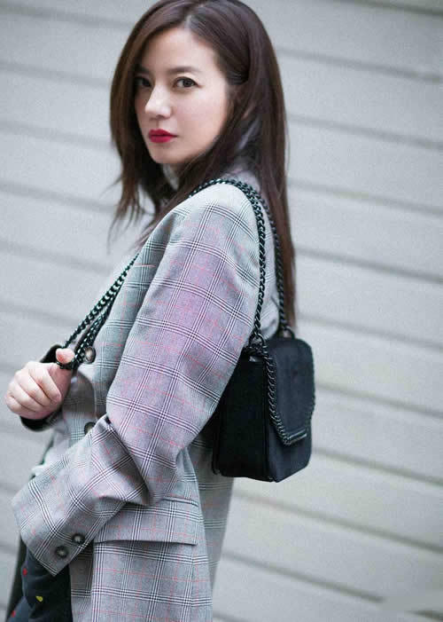 大眼红唇的赵薇在巴黎街拍 温婉贤淑 柔美从容 底气十足