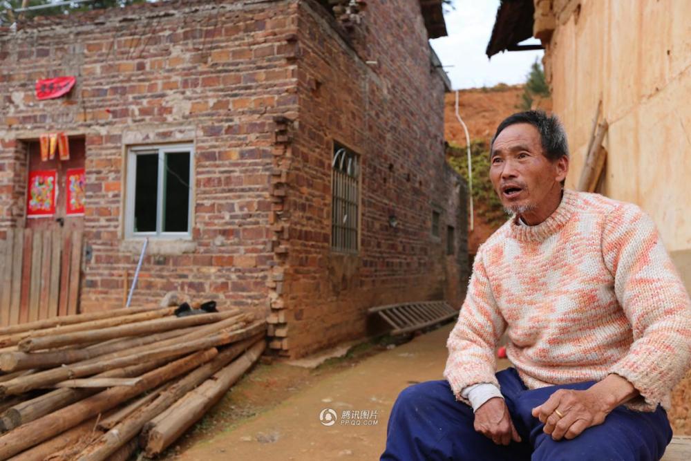 残疾父母送儿上学:不知房屋何时会倒塌