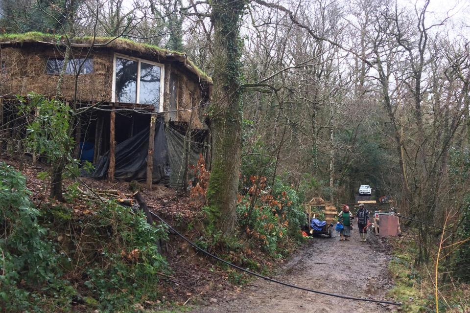 因厌倦了现代生活，夫妻打造泥巴屋过原始生活，却因违建遭驱逐 - 7