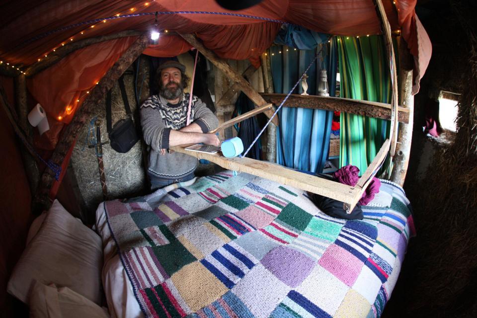 因厌倦了现代生活，夫妻打造泥巴屋过原始生活，却因违建遭驱逐 - 4