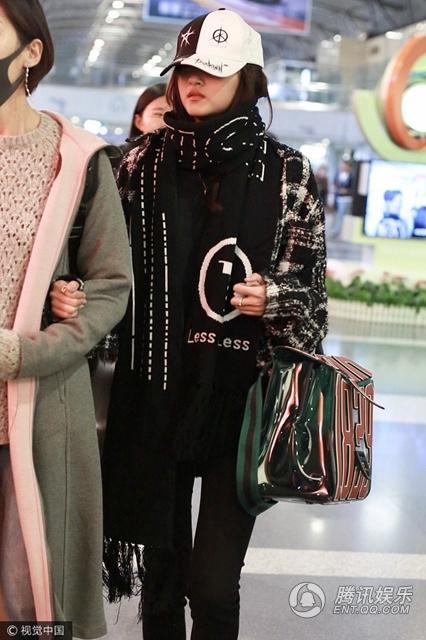 关晓彤现身机场，保镖护驾，压低帽檐不抬头（组图） - 5