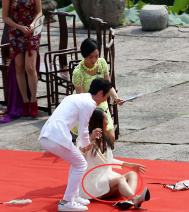 舞台上女明星们的摔倒瞬间，柳岩最抢眼，杨幂让人心疼！ - 4
