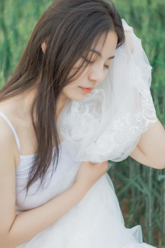白皙少女绿茵草地梦幻写真薄纱遮面朦胧美