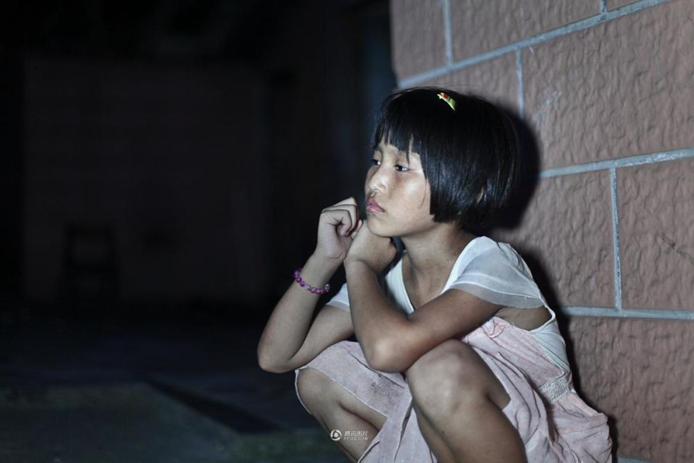 10岁女孩当妈三年照顾弟妹