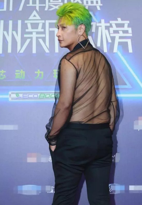 陈志朋浮夸装扮被群嘲 发文回应：浪费俺的心血