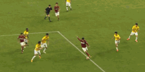 阿洛伊西奥左路传中,张利峰禁区前沿迎球怒射,顾超飞身将球扑出底线