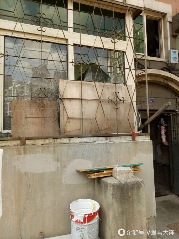 前儿媳欠了高利贷 老婆婆家遭小贷公司砸玻璃