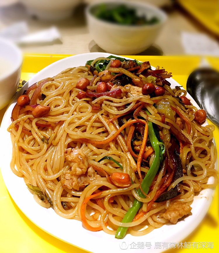 中午去吃炒螺蛳粉吧，跟螺蛳粉一样好吃，鹿有森林鲸有深海文章