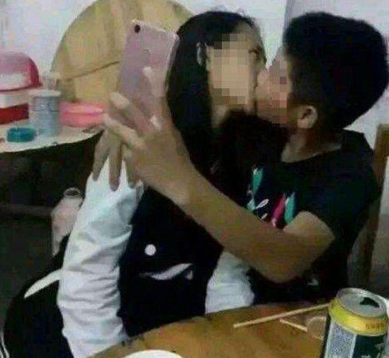 15岁初中生聚,竟当众练习干出这些初中,让事情辅导书接吻图片