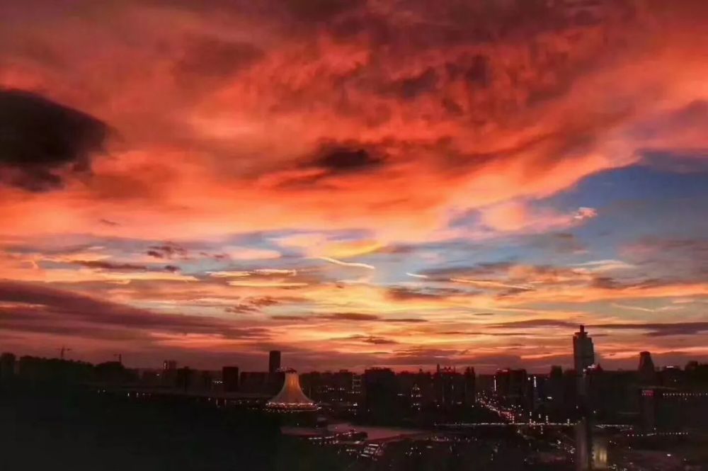 朋友圈都被这些照片刷屏了!形成这些火烧云的